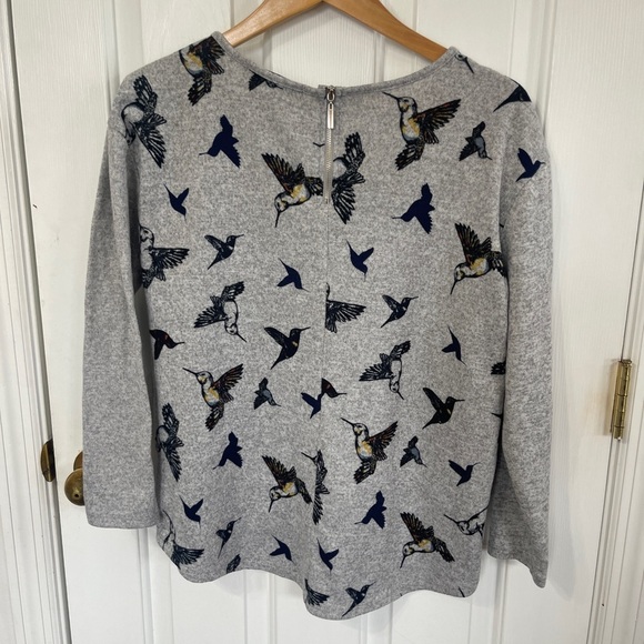 Absolutely Famous Med Gray Blue Hummingbird Print Thin Sweater Grandmacore - Picture 5 of 8